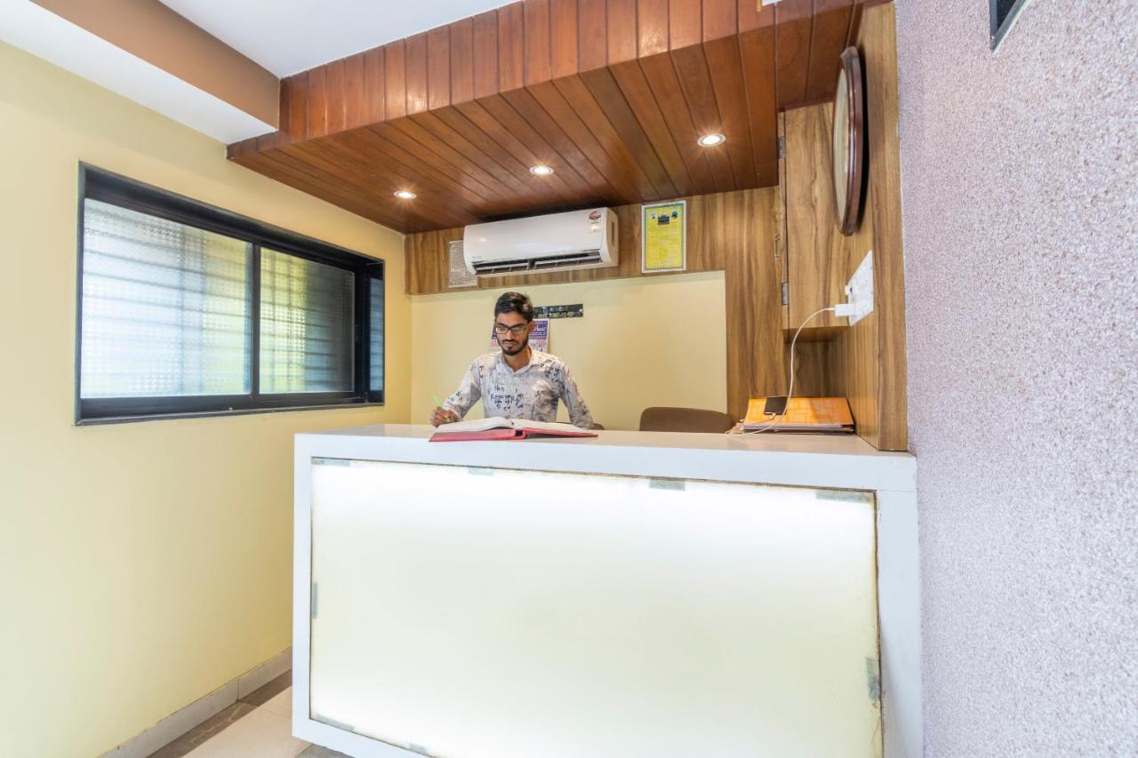 Oyo 69377 Hotel Ruby Мумбай Екстериор снимка