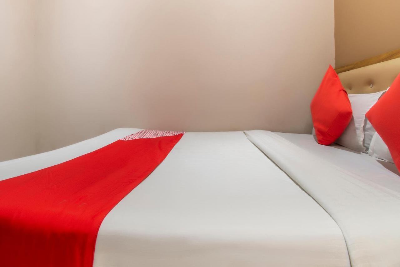 Oyo 69377 Hotel Ruby Мумбай Екстериор снимка